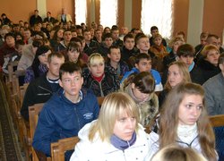На зустріч з адміністрацією університету, деканами факультетів, керівниками структурних підрозділів завітало близько 400 випускників шкіл, студентів технікумів і коледжів та їх батьків